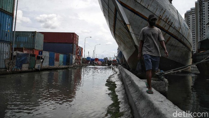 Potret Banjir Rob yang Terjadi Setiap Hari di Pelabuhan Sunda Kelapa Kawasan Pelabuhan Sunda Kelapa, Jakarta Utara, tampak terendam banjir rob, Senin (29/11). Banjir rob ini terjadi hampir setiap hari.