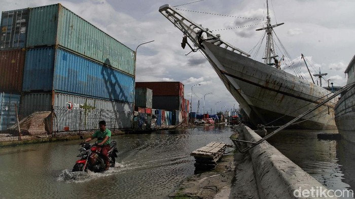 Kawasan Pelabuhan Sunda Kelapa, Jakarta Utara, tampak terendam banjir rob, Senin (29/11). Banjir rob ini terjadi hampir setiap hari.