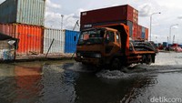 Aktivitas warga serta bisnis tetap berlangsung meski banjir merendam.