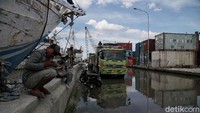 Banjir rob tersebut terjadi karena air pasang laut akibat perubahan iklim. Selain itu permukaan laut juga lebih tinggi dibandingkan daratan.