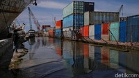 Warga beraktivitas di Pelabuhan Sunda Kelapa, Jakarta Utara, yang terendam banjir rob, Senin (29/11).
