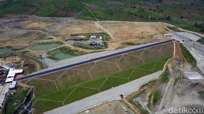 Progres Terbaru Proyek Bendung Randugunting Progres pembangunan bendungan Randugunting di desa Kalinanas, Kecamatan Japah, Kabupaten Blora sudah mencapai 90 persen. Bahkan kini tengah dilakukan pengisian air.