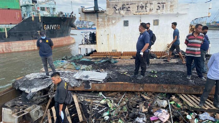 Puslabfor Polri olah TKP kebakaran KM Bandar Bestari di Pelabuhan Sunda Kelapa, Jakut, Senin (29/11/2021)