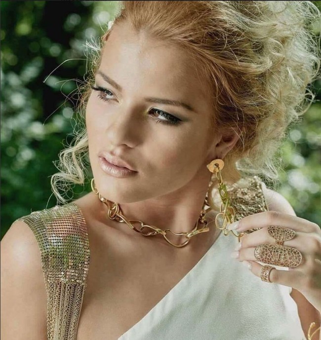 “I will not be attending “Miss universe” this year. The reason for that is the country. I am absolutely not disrespecting the country. I love all countries from all over the world but my heart goes to all the people fighting for there lives in Israel & Palestina. I can’t go up that stage and act like nothing is happening when people are fighting for there lives out there, tulis Rafaela di Instagram menjelaskan alasannya menolak Miss Universe 2021 di Israel. Foto: Dok. Instagram @plastira_rafaela