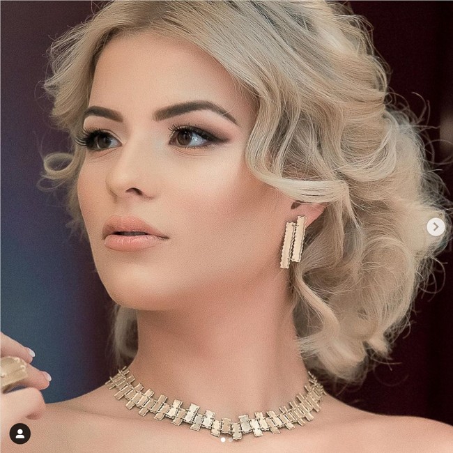 Rafaela Plastira merupakan juara Star Hellas 2019. Star Hellas merupakan kontes kecantikan di Yunani di mana pemenangnya akan dikirim untuk mewakili negara tersebut di Miss Universe. Namun Yunani terakhir mengikuti Miss Universe pada 2018. Rafaela sendiri tidak dikirim ke ajang Miss Universe 2019 atau Miss Universe 2020. Foto: Dok. Instagram @plastira_rafaela