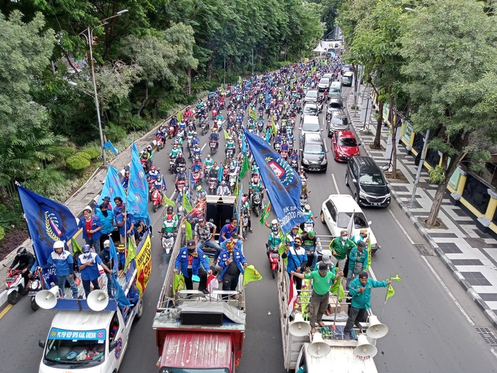 Ribuan Buruh Kembali Datang, Jalan Darmo Ditutup dan Diponegoro Macet