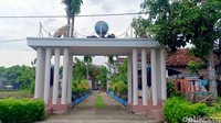 Menariknya, di rumah ini juga terdapat rumah ibadah bagi 5 agama. Awalnya, rumah yang berlokasi di Desa Bulakrejo, Kecamatan Balerejo, Madiun, ini hanya terdapat musala tempat beribadah umat Islam. Namun seiring dengan pengembangannya, kini juga ada bangunan tempat ibadah berbagai agama di Indonesia. Rumah ibadah dari sejumlah agama ini juga terlihat berdampingan. Setiap rumah ibadah dibangun dengan ciri khas dan ornamen menarik.