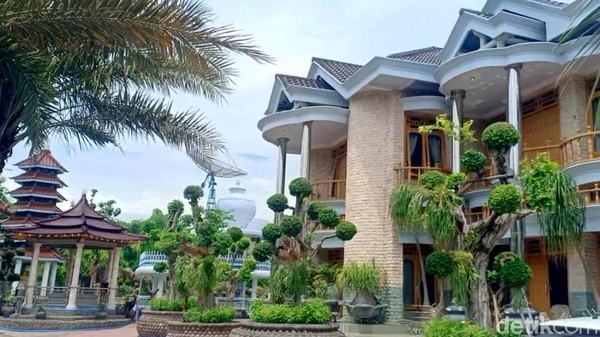 Kepala Desa Bulakrejo Muhammad Jaenuri mengatakan pada detikcom, Senin (29/11/2021), rumah megah tersebut tak hanya memiliki tempat ibadah untuk umat Islam saja, tetapi juga dibangunkan tempat ibadah untuk umat agama lain, Kristen, Hindu, Budha, Katolik. Sejumlah tempat ibadah itu pun dibangun bertujuan untuk saling menjaga toleransi antarumat beragama. Kepala Desa Bulakrejo Muhammad Jaenuri mengatakan pada detikcom, Senin (29/11/2021), rumah megah tersebut tak hanya memiliki tempat ibadah untuk umat Islam saja, tetapi juga dibangunkan tempat ibadah untuk umat agama lain, Kristen, Hindu, Budha, Katolik. Sejumlah tempat ibadah itu pun dibangun bertujuan untuk saling menjaga toleransi antarumat beragama.