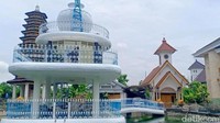 Rumah milik almarhum KH Aly Murshid yang berada di Madiun, Jawa Timur, menjadi sorotan masyarakat. Pasalnya, di rumah megah bak istana ini terdampat rumah ibadah 5 agama. Sugeng Harianto/detikcom.