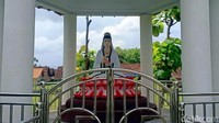 Tak hanya mengunjungi bangunan ini, para peziarah juga berdoa di pusara makam KH. Aly Murshid. Makam tersebut terlihat indah dengan hiasan pernak-pernik batu permata kecil berwarna hijau. Di dalam area makam juga terdapat sebuah patung dewi Kwan Im selain bangunan pura menjulang tinggi. Sebelum pandemi COVID-19, makam ini selalu ramai terutama di hari Jumat dan saat libur.