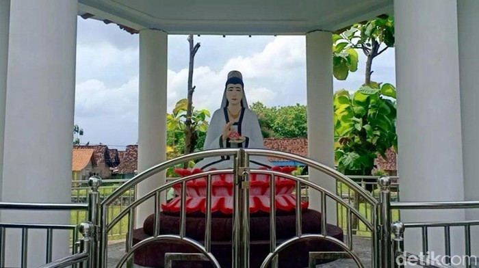 Rumah Megah di Madiun Ini Jadi Wisata Religi Berbagai Agama Rumah milik almarhum KH Aly Murshid tengah ramai menjadi jujugan warga berwisata religi. Di rumah megah bak istana ini terdapat rumah ibadah 5 agama. Penasaran?