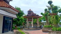 Jaenuri menuturkan, kini di bangunan utama hanya dihuni H. Aly Muslich (58). yang merupakan famili KH Aly Murshid. Rencananya lantai dua bangunan utama akan dibuat kantor yayasan pondok pesantren. Lokasi rumah kiai di Madiun ini cukup strategis. Pengunjung dari luar kota, tepatnya dari gerbang Tol Madiun bisa berbelok ke kiri arah Caruban sekitar 10 Km. Namun lokasi ini sebenarnya dekat dengan Gerbang Tol Caruban yang hanya berjarak 2 Km. Namun terkendala akses jalan yang harus menyeberang sungai dengan jembatannya belum memadai.