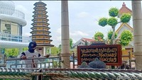 Rumah megah bak istana yang ada di Madiun, Jawa Timur, ini diketahui milik almarhum KH Aly Murshid. Kawasan rumah itu pun kini tengah ramai menjadi jujugan para peziarah.