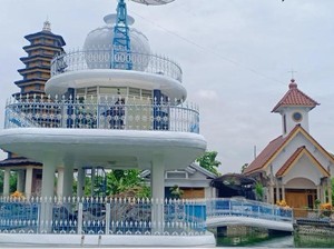 Adem! Rumah Megah Bak Istana Ini Juga Ada Rumah Ibadah 5 Agama