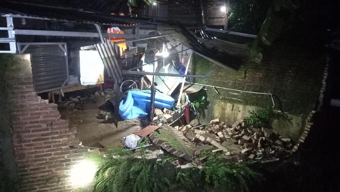 Rumah warga di Wonosoco, Kecamatan Undaan, Kudus, yang terkena banjir bandang, Senin (29/11/2021).