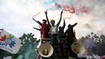 Ketika Warna-warni Suar Asap Meriahkan Demo Buruh