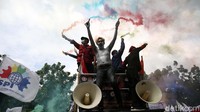 Tampak massa memutar musik dari atas mobil komando lalu bernyanyi bersama sambil berjoget.