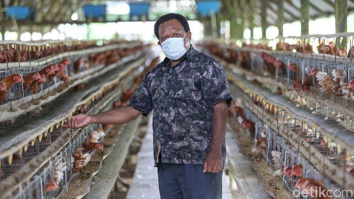 Operasi PT Freeport Indonesia (PTFI) yang sudah berlangsung 51 tahun membawa dampak sosial dan ekonomi yang besar bagi penduduk di sekitar area tambang. Mereka adalah dua suku besar, yaitu Suku Kamoro yang tinggal di pesisir sungai Mimika, serta Suku Amungme yang mendiami pegunungan Tembagapura, berikut dengan 5 suku kerabatnya.