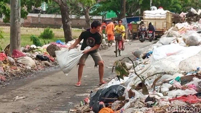 Sampah menggunung dan menutup jalan di Pamanukan