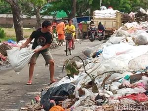 Akhirnya! Gunungan Sampah di Subang Diangkut usai Diprotes Warga