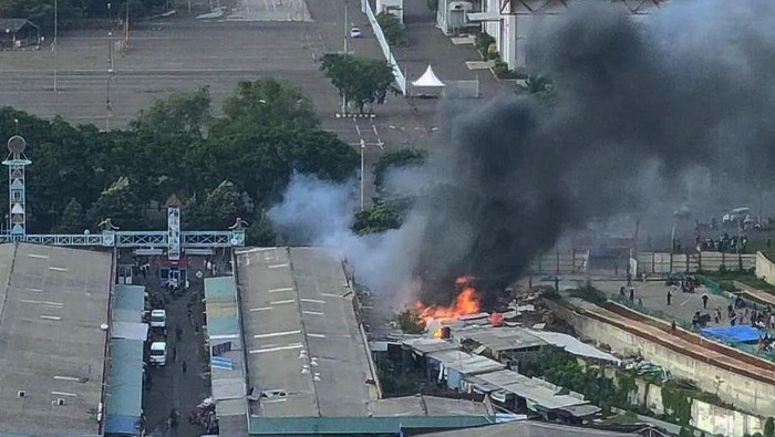 Sebanyak 9 kios hangus terbakar di Jalan Benjamin Sueb, Gunung Sahari Utara, Jakpus (Instagram @humasjakfire)
