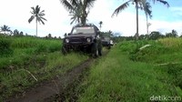 Para wisatawan akan menempuh perjalanan sekitar 20 km.