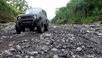 Sepanjang perjalanan para wisatawan akan melewati medan berupa persawahan, hutan serta medan terjal bebatuan yang akan menguji adrenalin wisatawan.