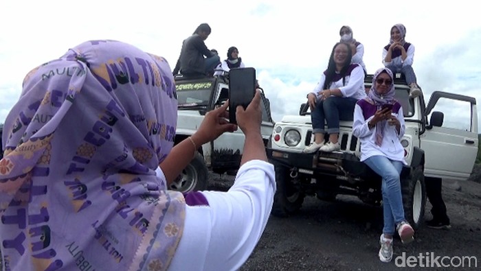 Serunya Wisata Offroad di Lereng Gunung Semeru Lumajang Gunung Semeru di Lumajang punya wisata offroad yang tak boleh dilewatkan. Para wisatawan akan disuguhkan pemandangan Gunung Semeru dengan menaiki mobil offroad.