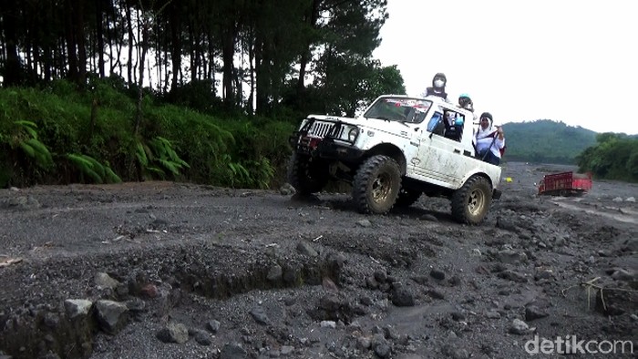 Serunya Wisata Offroad di Lereng Gunung Semeru Lumajang Gunung Semeru di Lumajang punya wisata offroad yang tak boleh dilewatkan. Para wisatawan akan disuguhkan pemandangan Gunung Semeru dengan menaiki mobil offroad.