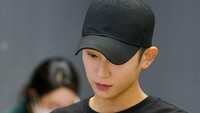 Jung Hae In berperan sebagai Im Su Ho, mahasiswa yang muncul bersimbah darah di sebuah asrama perempuan. Foto: (Dok. Instagram/@jtbcdrama)