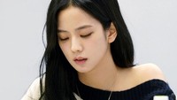 Jisoo BLACKPINK memerankan Eun Young Ro, mahasiswi yang merawat dan menyembunyikan Im Su Ho. Foto: (Dok. Instagram/@jtbcdrama)