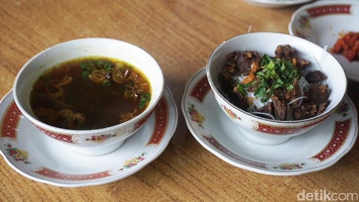 Lamak Bana! Soto Padang Isi Daging Crispy di Warung yang Dirintis 79 Tahun Lalu