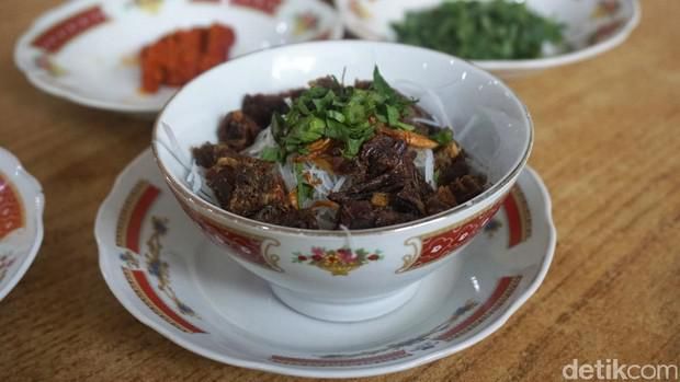 Lamak Bana! Soto Padang Isi Daging Crispy di Warung yang Dirintis 79 Tahun Lalu