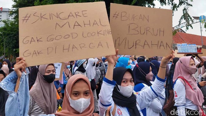 Spanduk-spanduk Lucu yang Dibawa Buruh Massa buruh yang berdemo di Gedung Negara Grahadi, Surabaya, membawa bermacam spanduk. Di antaranya spanduk-spanduk lucu ini.