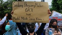 Sedang berjuang naikin gaji buat modal nikah sama kamu menjadi sapnduk yang dibawa perempuan ini.