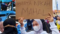 Ribuan buruh Jatim ini menggeruduk Gedung Negara Grahadi menuntut UMK layak.
