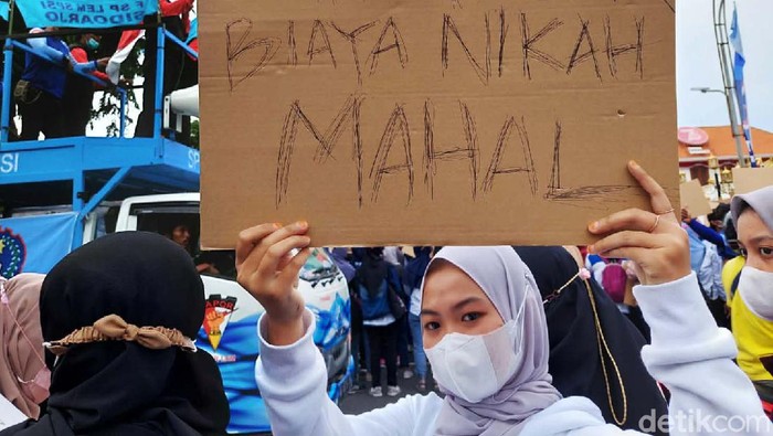 Spanduk-spanduk Lucu yang Dibawa Buruh Massa buruh yang berdemo di Gedung Negara Grahadi, Surabaya, membawa bermacam spanduk. Di antaranya spanduk-spanduk lucu ini.