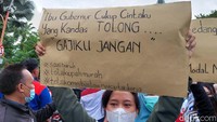 Spanduk-spanduk kritis namun lucu dibawa massa buruh saat berdemo di Gedung Negara Grahadi, Surabaya, Senin (29/11). Beberapa terdengar alay, kocak atau terharu dan bikin sedih (trenyuh).
