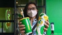 Pengunjung menunjukan menu yang baru saja dibelinya.