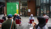 Pengunjung tampak antre saat pembukaan gerai Subway di Citywalk Elvee Karawaci, Kabupaten Tangerang, Senin (29/11/2021).