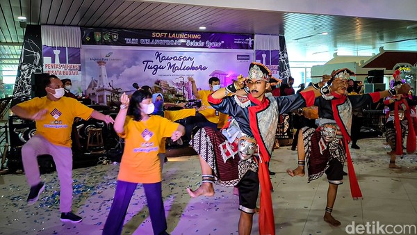 Proses pembuatan Tari Gelang Projo memakan waktu hingga dua bulan. Lokasi latihan berpindah-pindah di tiga kabupaten tersebut.