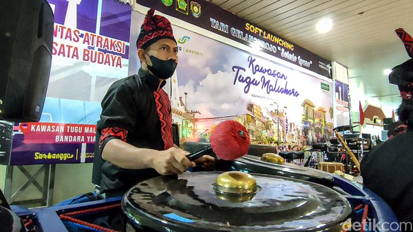 Hadirnya Tari Gelang Projo ini berkat kerjasama lintas sektoral dari 3 kabupaten di Kulon Progo, Purworejo dan Jawa Tengah. Masing-masing dinas pariwisata menunjuk seniman tari pilihan dari setiap daerah untuk mengkreasikan seni tari baru tersebut. Hadirnya Tari Gelang Projo ini berkat kerjasama lintas sektoral dari 3 kabupaten di Kulon Progo, Purworejo dan Jawa Tengah. Masing-masing dinas pariwisata menunjuk seniman tari pilihan dari setiap daerah untuk mengkreasikan seni tari baru tersebut.