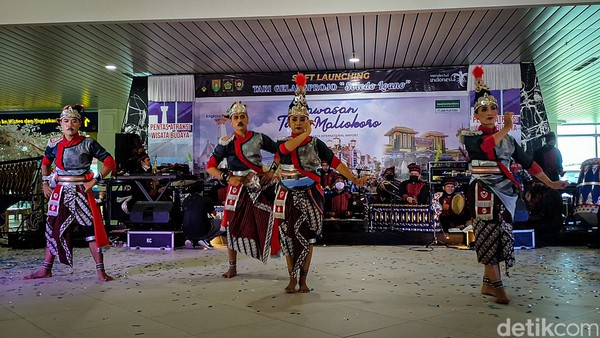 Kreasi tari yang diberi nama Gelang Projo akronim dari nama Magelang, Kulon Progo dan Purworejo itu merupakan akulturasi dari tarian khas daerah tersebut. Seperti tari Soreng yang berasal dari Magelang, tari Lengger Tapeng khas Kulon Progo dan tari Ndolalak asli Purworejo. Kreasi tari yang diberi nama Gelang Projo akronim dari nama Magelang, Kulon Progo dan Purworejo itu merupakan akulturasi dari tarian khas daerah tersebut. Seperti tari Soreng yang berasal dari Magelang, tari Lengger Tapeng khas Kulon Progo dan tari Ndolalak asli Purworejo.