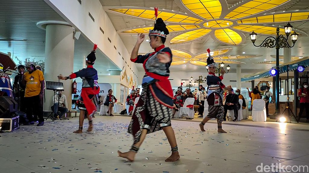 Tarian Gelang Projo saat dipentaskan dalam soft launching di Kawasan Tugu Malioboro, Bandara Yogyakarta International Airport (YIA) Kulon Progo, Senin (29/11/2021).