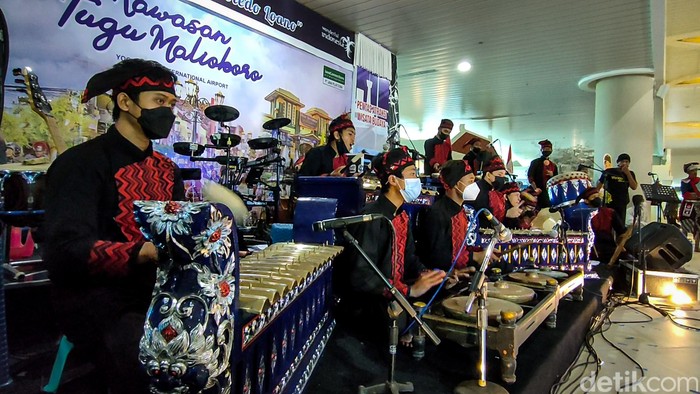 Tarian Gelang Projo saat dipentaskan dalam soft launching di Kawasan Tugu Malioboro, Bandara Yogyakarta International Airport (YIA) Kulon Progo, Senin (29/11/2021). Tarian Gelang Projo saat dipentaskan dalam soft launching di Kawasan Tugu Malioboro, Bandara Yogyakarta International Airport (YIA) Kulon Progo, Senin (29/11/2021).