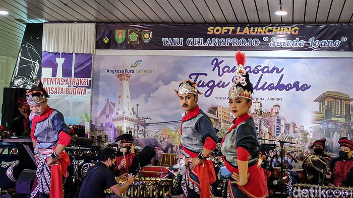 Tarian Gelang Projo saat dipentaskan dalam soft launching di Kawasan Tugu Malioboro, Bandara Yogyakarta International Airport (YIA) Kulon Progo, Senin (29/11/2021). Tarian Gelang Projo saat dipentaskan dalam soft launching di Kawasan Tugu Malioboro, Bandara Yogyakarta International Airport (YIA) Kulon Progo, Senin (29/11/2021).