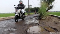  Jalan rusak itu ada di perbatasan Sapan, Kecamatan Bojongsoang dan Cimincrang, Kecamatan Gedebage.