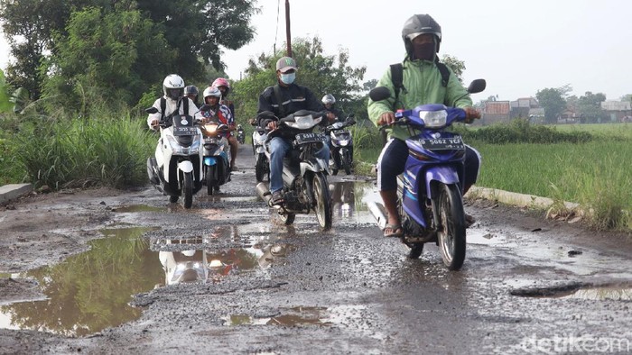 Tolong! Jalan Alternatif di Perbatasan Bandung Rusak dan Tergenang Akses jalan alternatif yang menghubungkan Kabupaten Bandung-Kota Bandung rusak dan tergenang. Kondisi itu pun membahayakan para pengguna jalan.