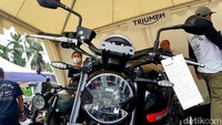 Motor terbaru asal abrikan asal Inggris ini punya desain gahar dan klasik khas ala Triumph. Pada bagian lampu misalnya, masih menggunakan lampu berbentuk bulat dengan pencahayaan LED, yang menguatkan kesan retro-modern. Foto: Ridwan Arifin