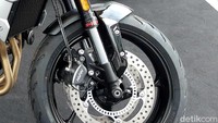 Dari sektor kaki-kaki, Trident menggunakan pelek lima palang. Triumph dibekali pengereman kaliper depan Nissin piston ganda dengan rem cakram 310 mm kembar dan kaliper Nissin piston tunggal dengan rem cakram 255 mm dengan ABS saluran ganda. Sedangkan urusan sokbreker, bagian depan upside down keluaran Showa dengan travel roda depan 120 mm. Foto: Ridwan Arifin